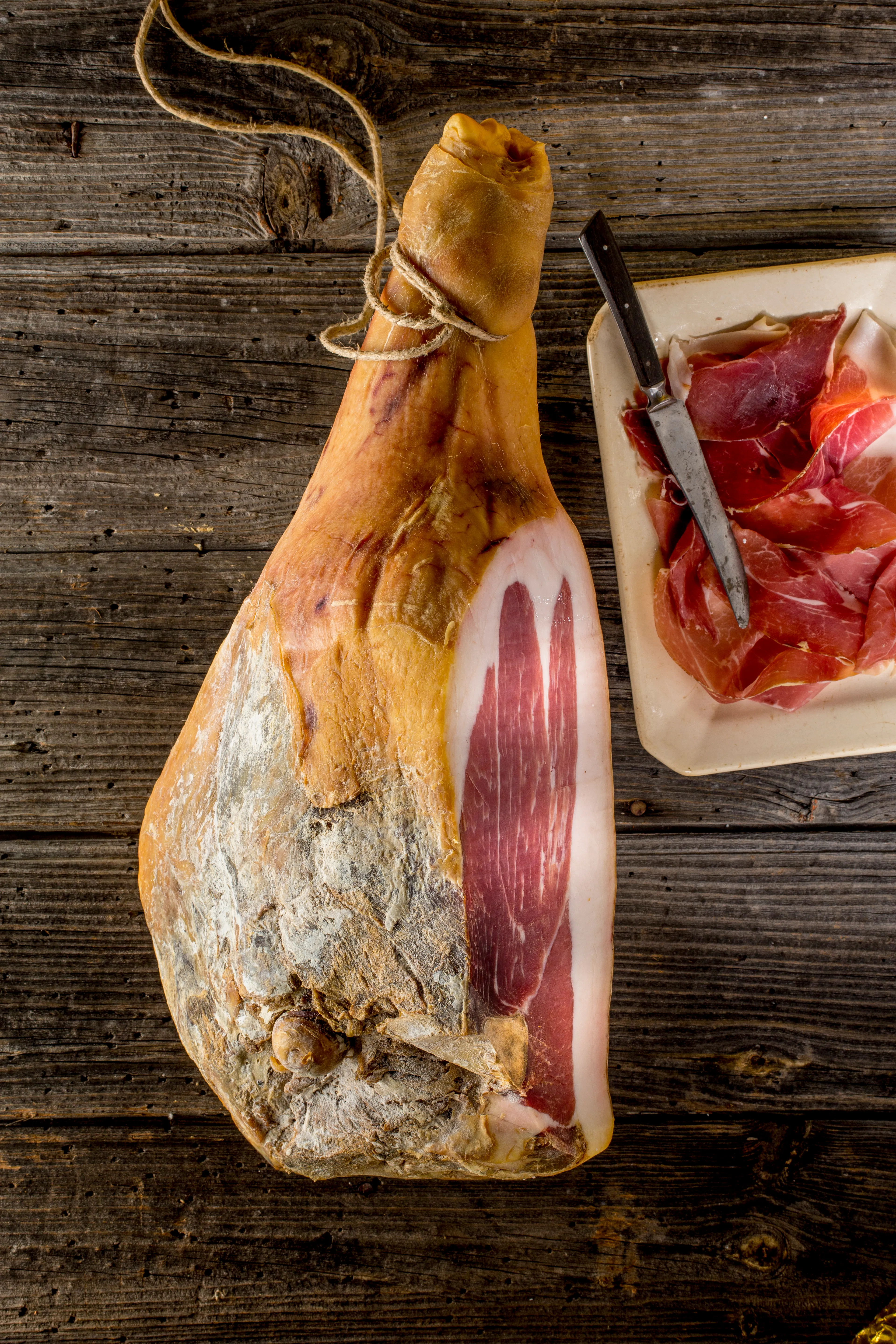 Jambon sec artisanal partiellement découpé sur planche, dégustation et contrôle qualité Maison Laborie